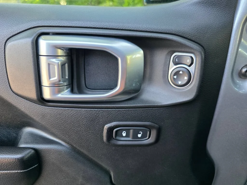 Used 2018 Silver Jeep Sport S 4x4 image 15