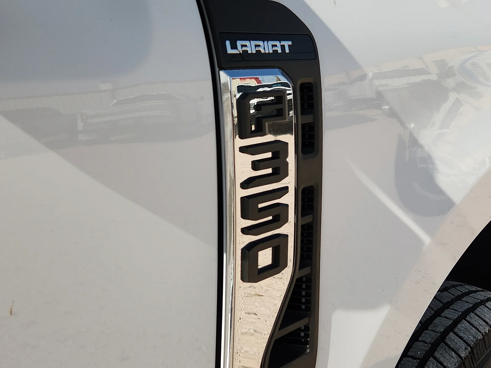 New 2027 Oxford White Ford Lariat image 10