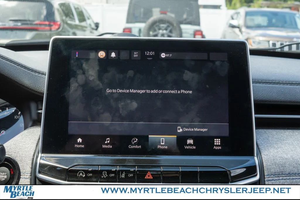 Used 2023 Crystal Metallic Jeep Latitude image 19