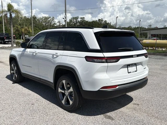 New 2026 Bright White Clear-Coat Exterior Paint Jeep Limited image 6