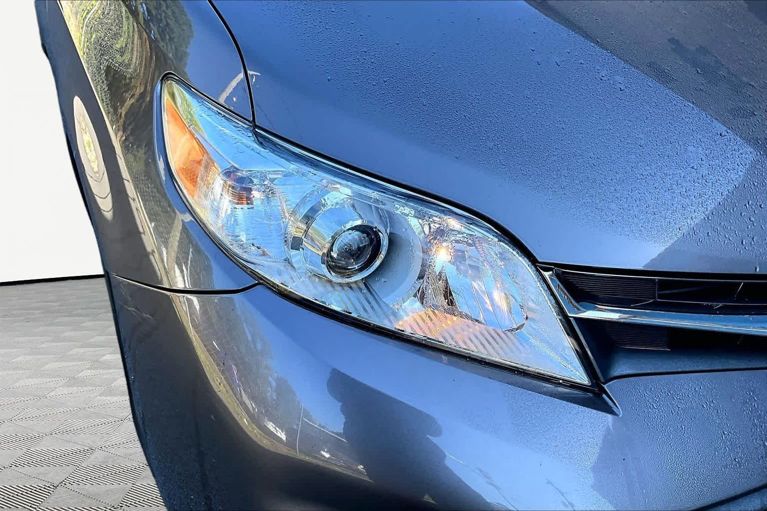 Used 2020 Predawn Gray Mica Toyota XLE image 28
