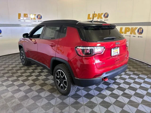 New 2026 Red Hot Pearl-Coat Exterior Paint Jeep Trailhawk image 7
