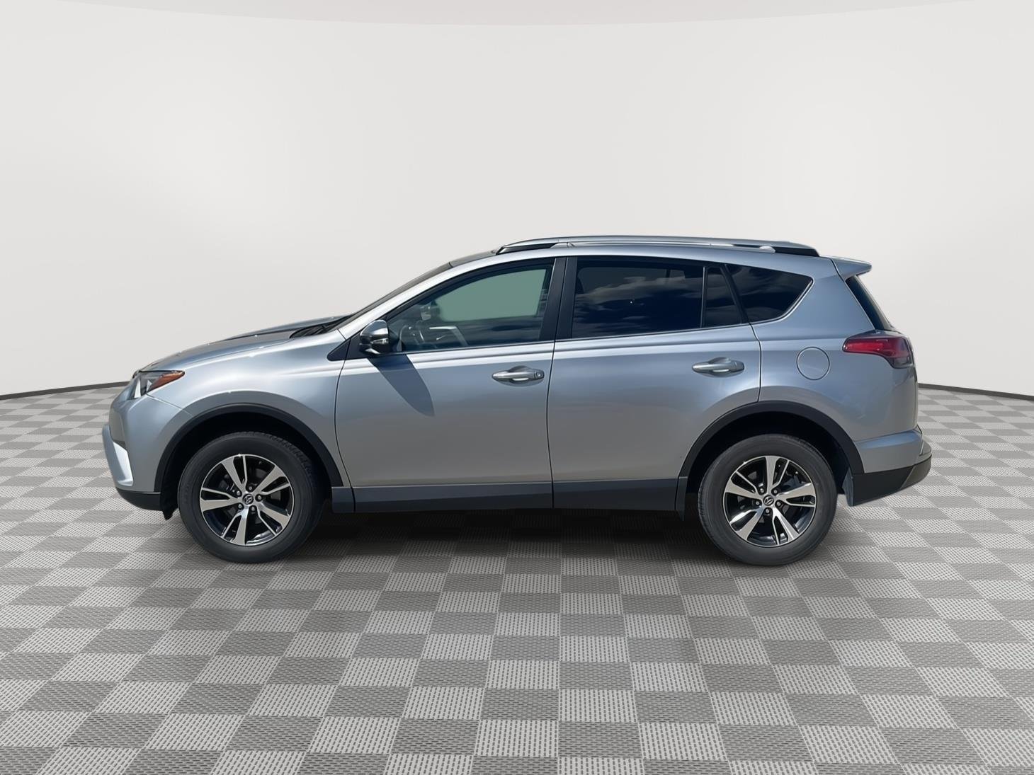 Used 2018 Silver Sky Metallic Toyota XLE image 6