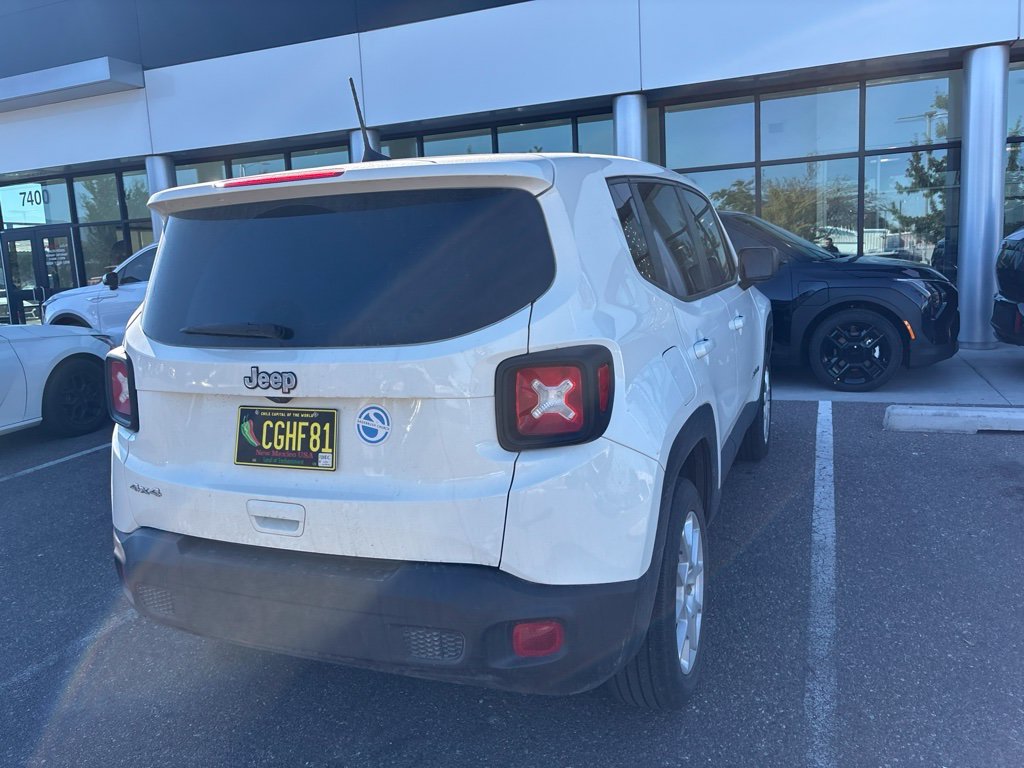 Used 2023 White Jeep Latitude image 12