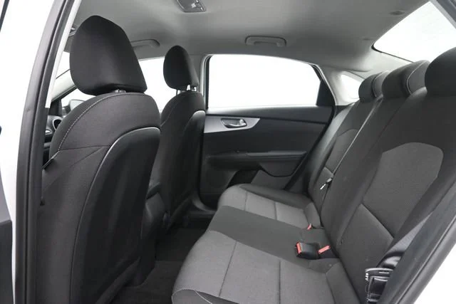 Used 2022 Snow White Pearl Kia LXS image 18