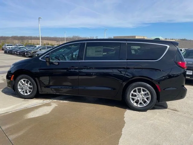 2026 Chrysler Pacifica Select's photo