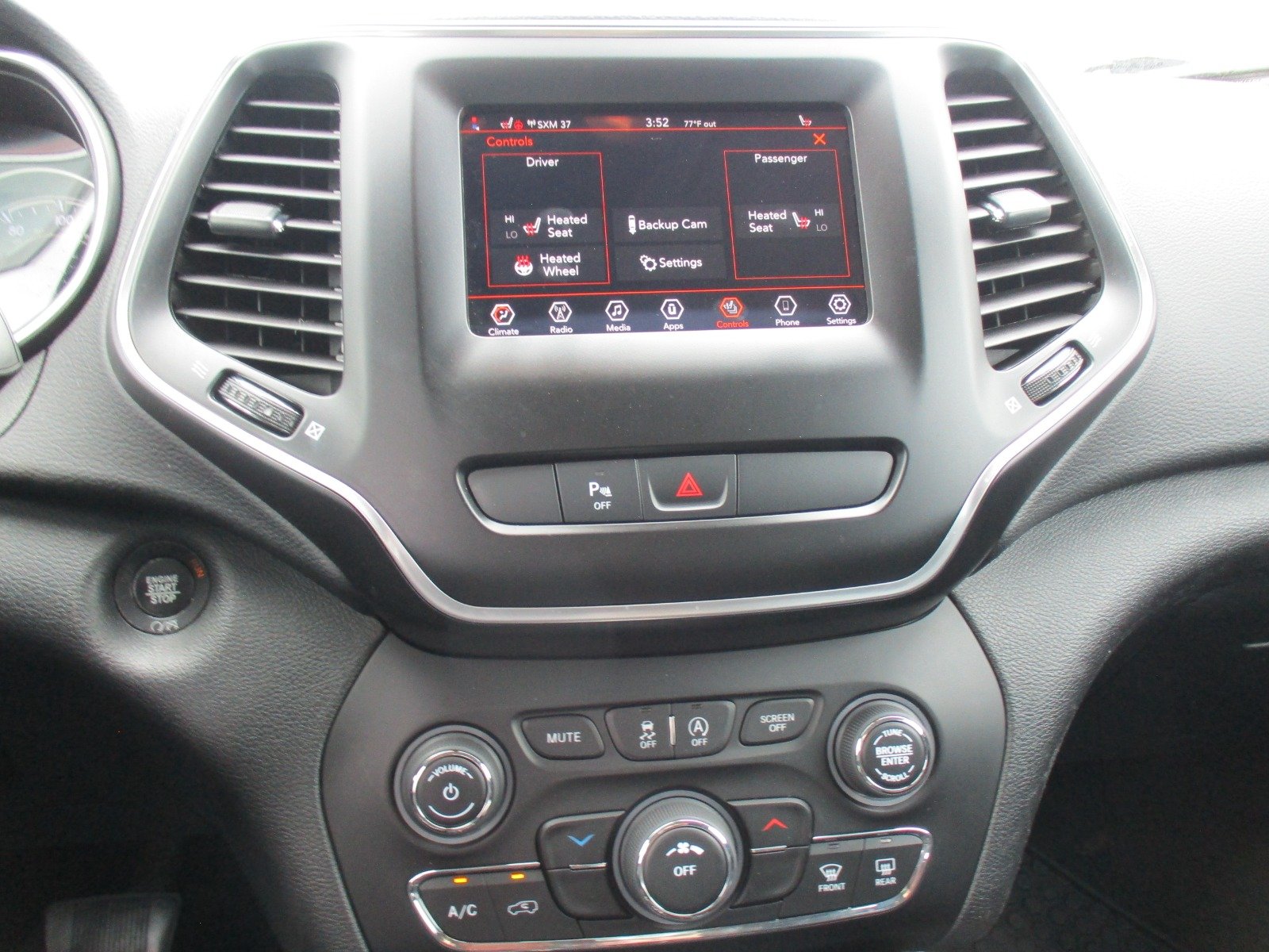 Used 2020 RED Jeep Latitude Plus image 18