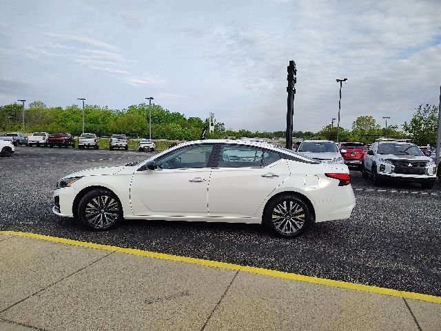 Used 2025 White Nissan 2.5 SV image 4