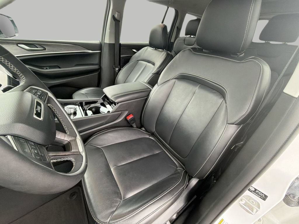 Used 2023  Jeep Limited image 18