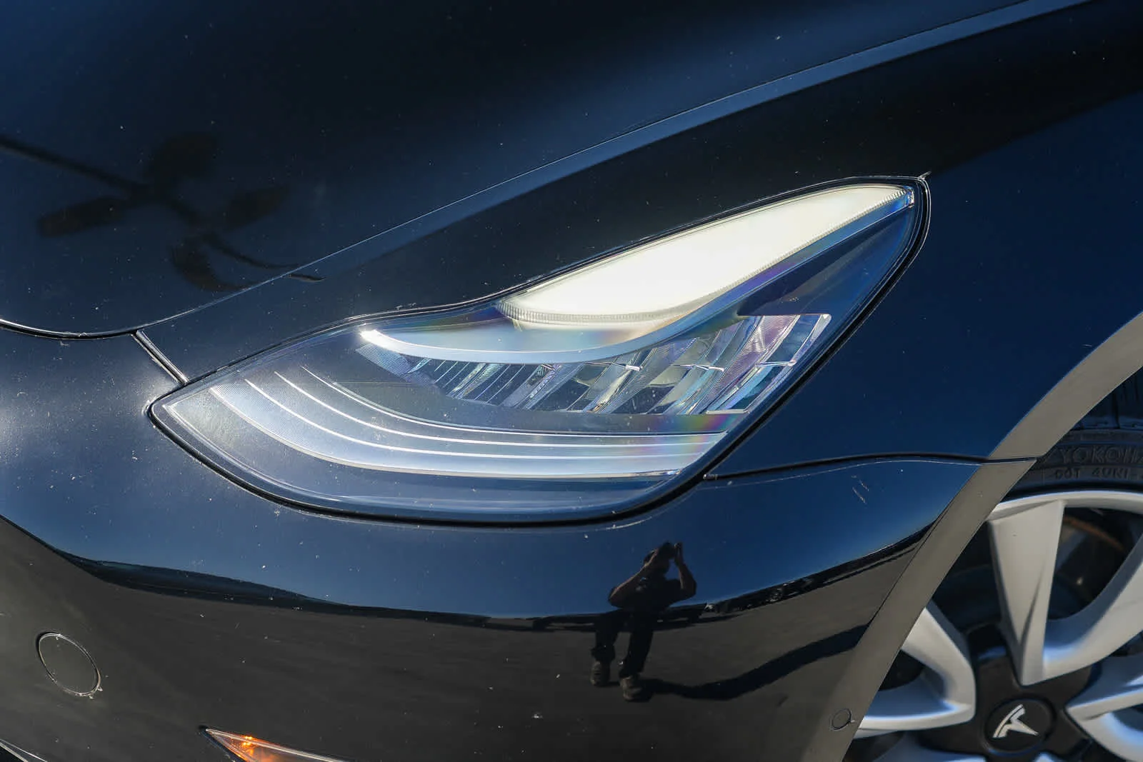 Used 2018  Tesla  image 2
