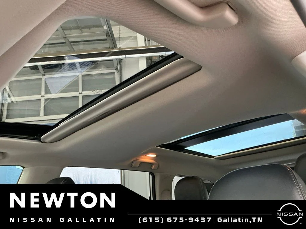 Used 2019 Pearl White Nissan Platinum image 8