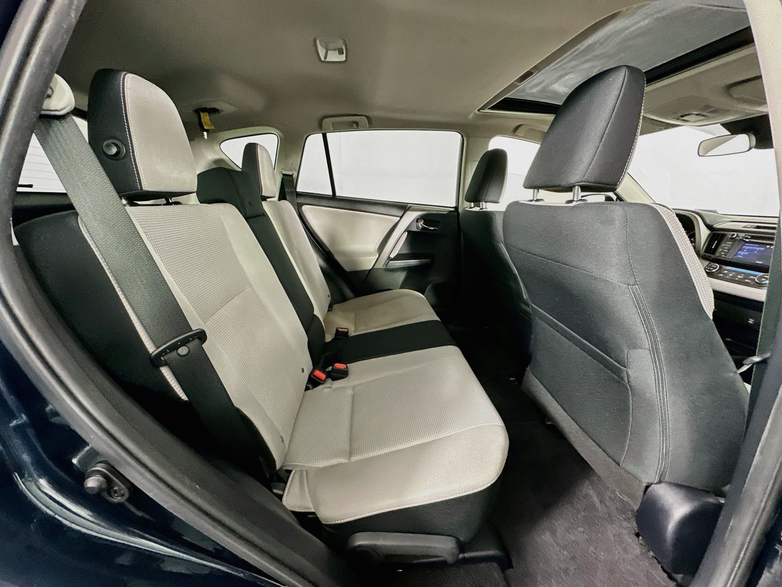Used 2018 Galactic Aqua Mica Toyota XLE image 25