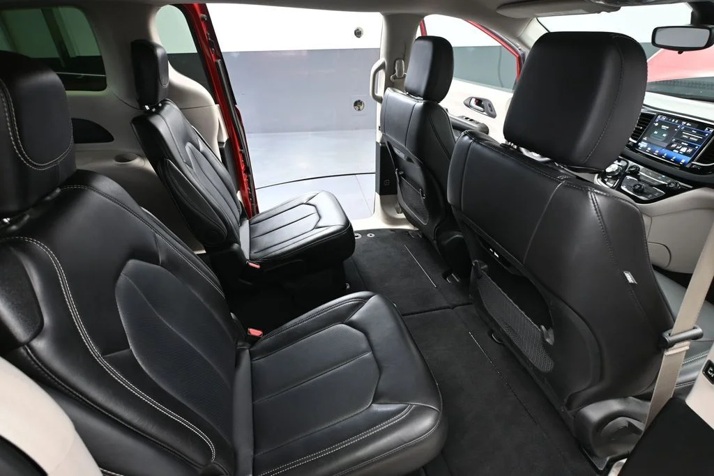 Used 2024 Red Chrysler Touring L image 44