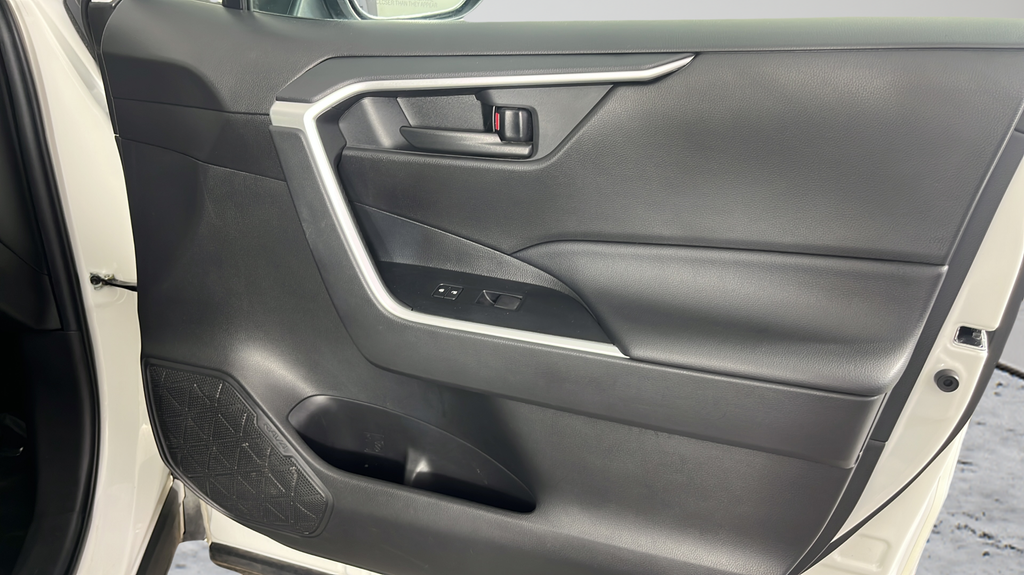2022 Toyota RAV4 LE - Photo 43
