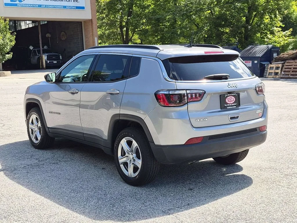 Used 2023 Silver Jeep Latitude image 3