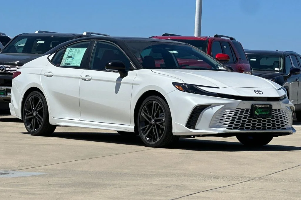 New 2026 Wind Chill Pearl with Midnight Black Metallic roof <sup>1</sup> Toyota  XSE image 2