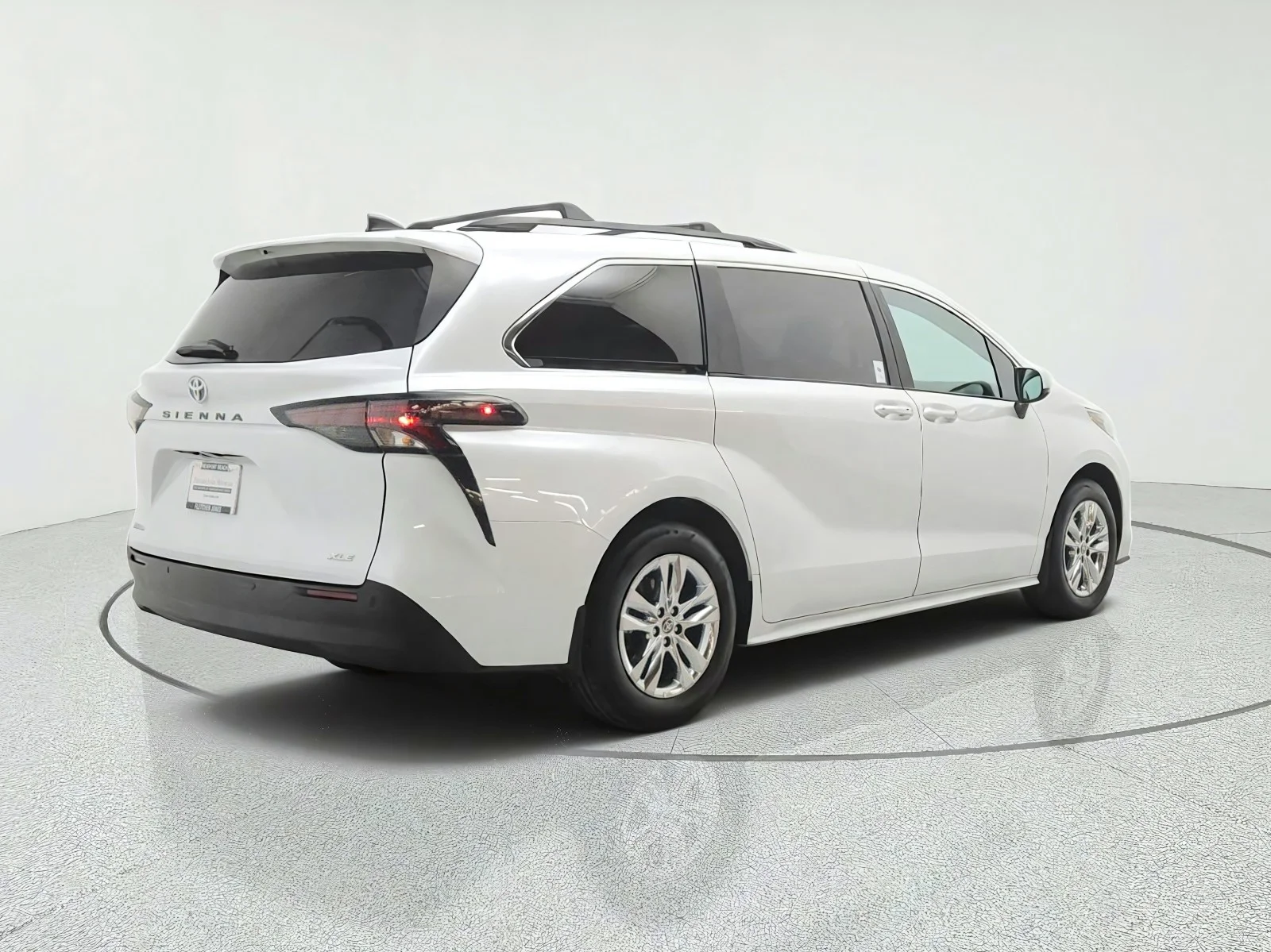 Used 2025 Wind Chill Pearl Toyota XLE AWD 7-Passenger (Natl) image 5