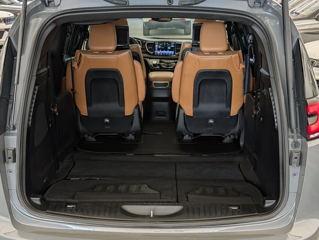 Certified Used 2023 Grey Chrysler Pinnacle - - AWD - 360 Camera - Premium Leather - Amazon Fire - Heated Seats - Remote Start & More! image 32