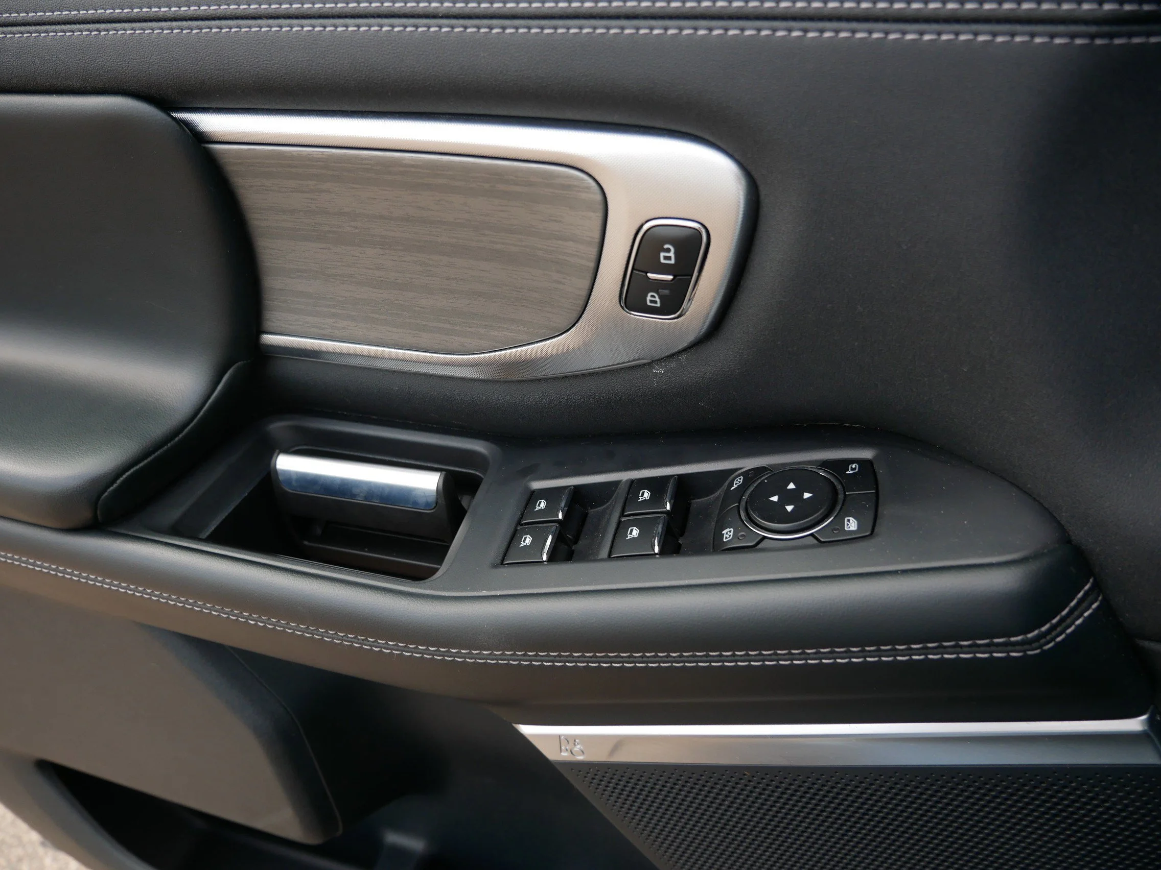 Used 2025 Agate Black Metallic Ford Platinum image 27