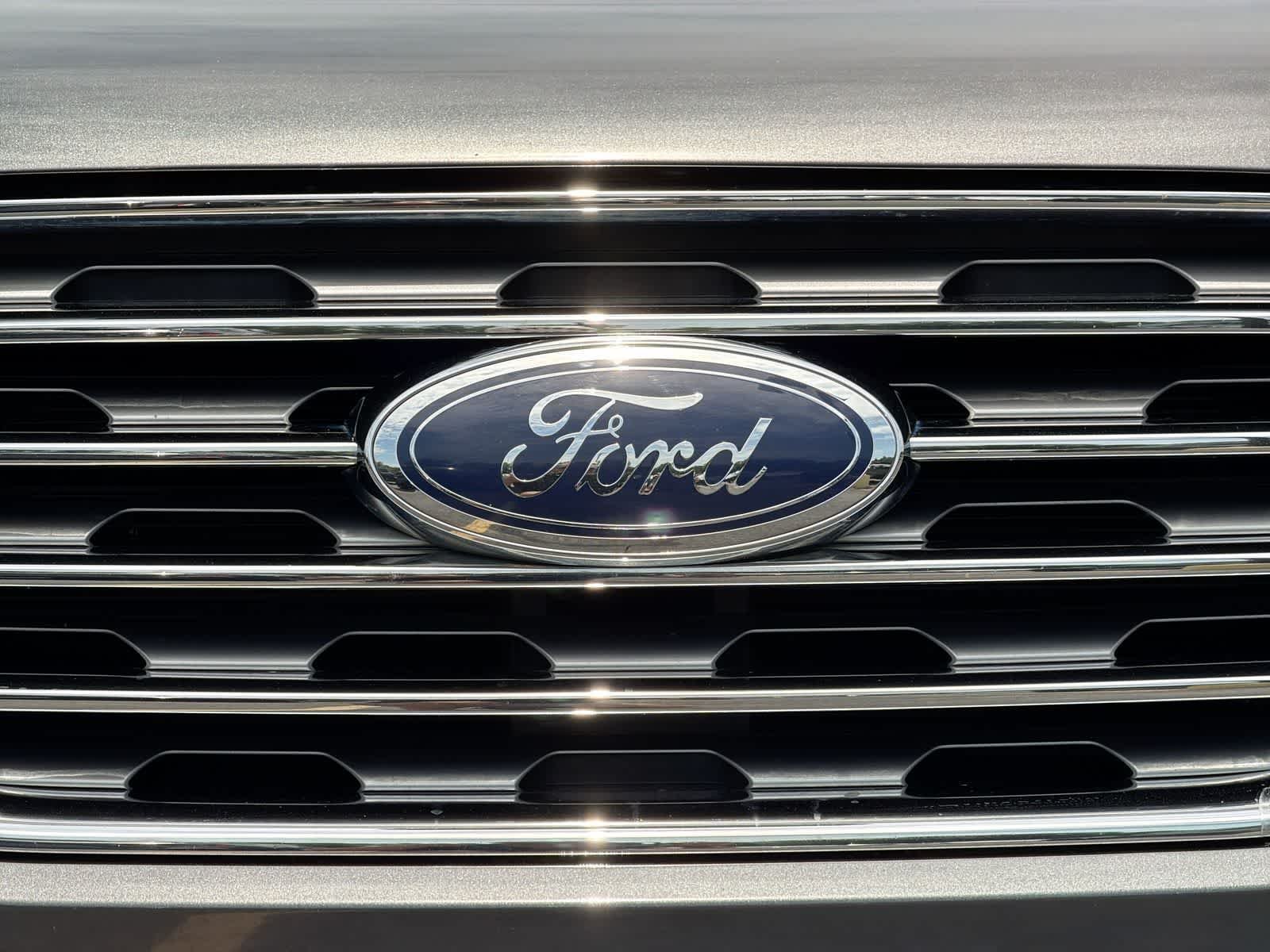 Used 2020 Magnetic Metallic Ford SEL image 12