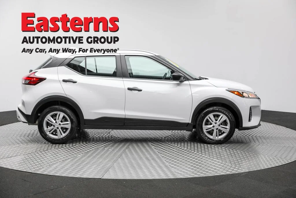 Used 2022 White Nissan S image 4