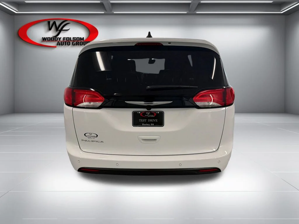 New 2027 Bright White Clear-Coat Paint Chrysler LX image 7