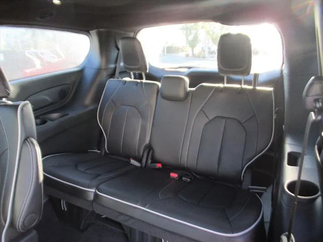 New 2026 Diamond Black Crystal Pearl-Coat Exterior Paint Chrysler Limited image 31
