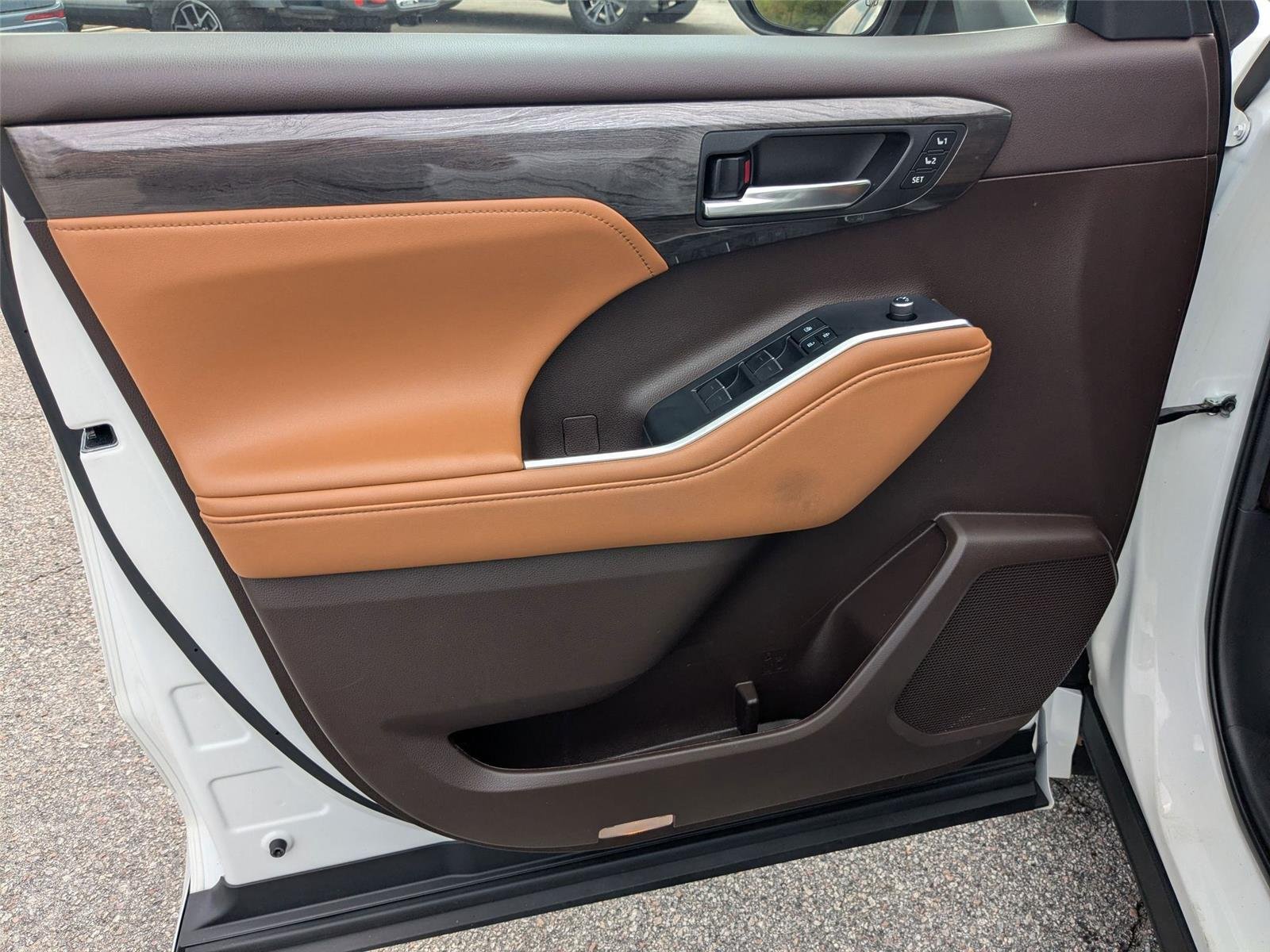 Used 2022 Wind Chill Pearl Toyota Platinum image 11