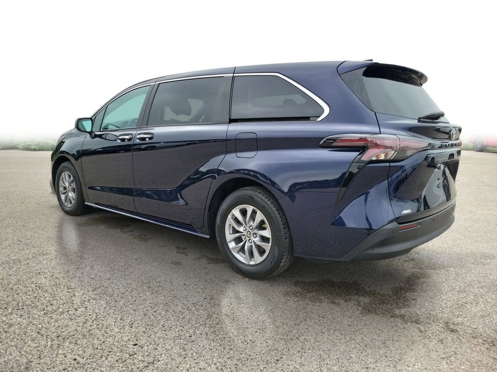 Used 2023  Toyota XLE image 3