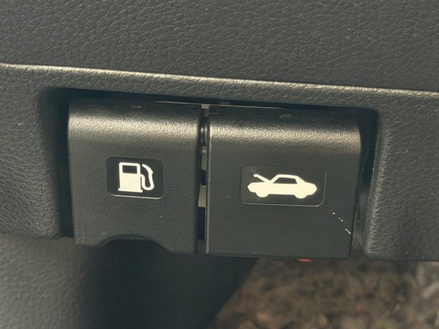 Used 2015 Red Nissan 2.5 S image 37