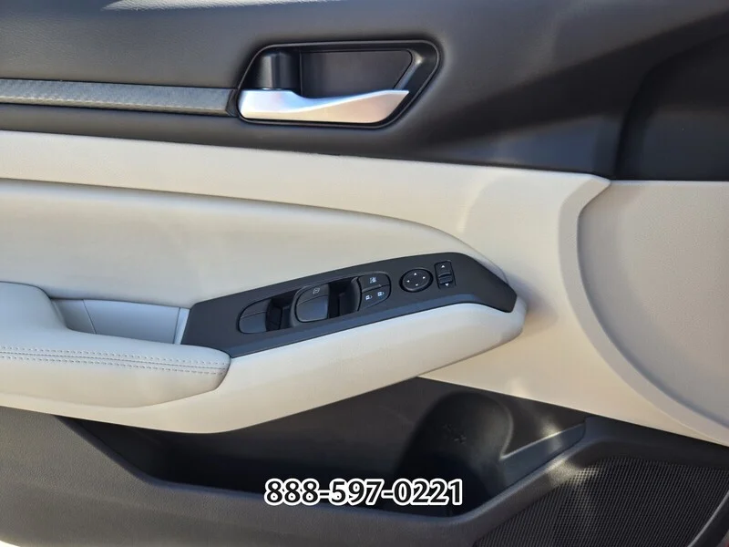 Used 2024 Scarlet NISSAN 2.5 SV image 31
