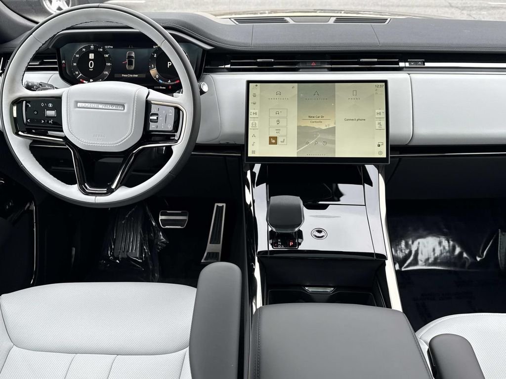 New 2026 Charente Grey Land Rover Dynamic SE image 2