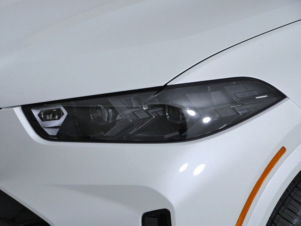 New 2026 Mineral White Metallic BMW xDrive40i image 3