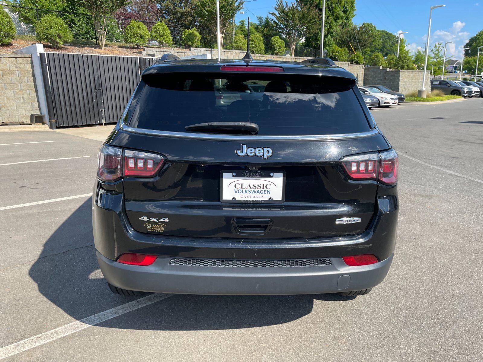 Used 2024 Diamond Black Crystal Pearlcoat Jeep Latitude image 4