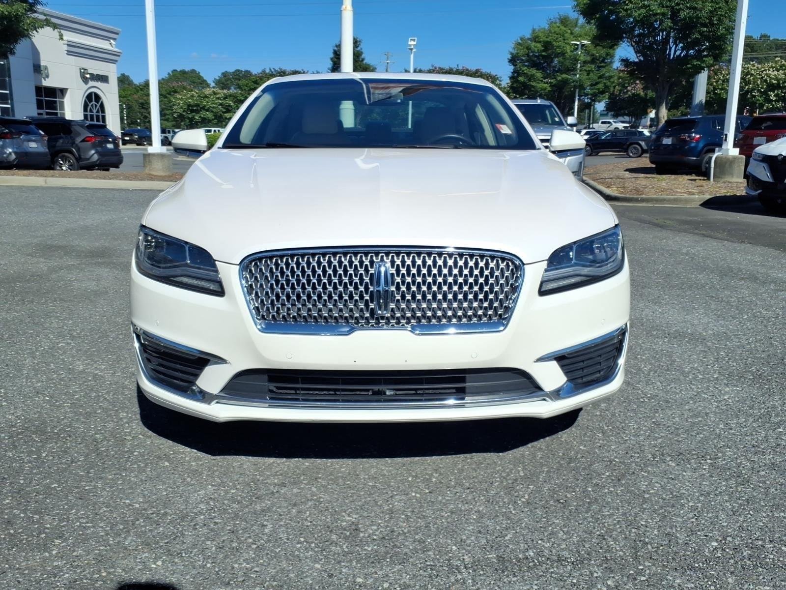 Used 2020 White Platinum Metallic Tri-Coat Lincoln Reserve image 13