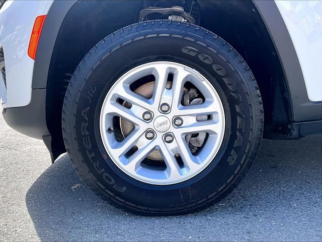 Used 2022 White Jeep Laredo image 9