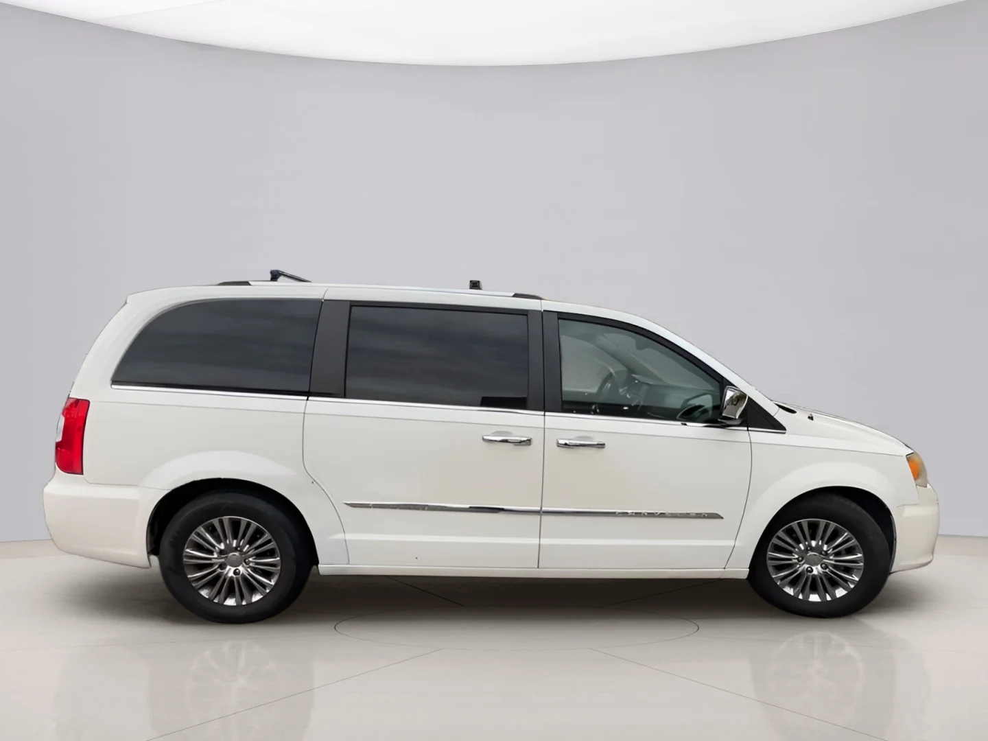 Used 2011 White Chrysler LIMITED image 9