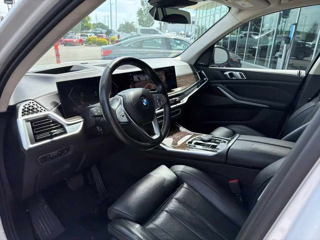 Used 2023 Mineral White Metallic BMW xDrive40i image 16