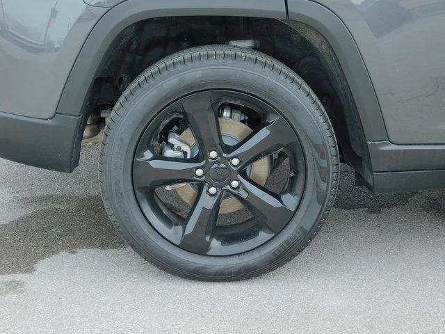 New 2026 Baltic Gray Metallic Clear-Coat Exterior Paint Jeep Limited image 32
