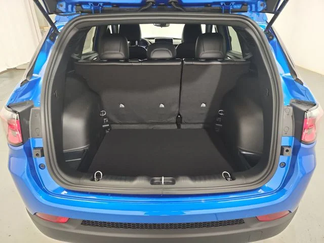 New 2026 Hydro Blue Pearl-Coat Exterior Paint Jeep Latitude image 20