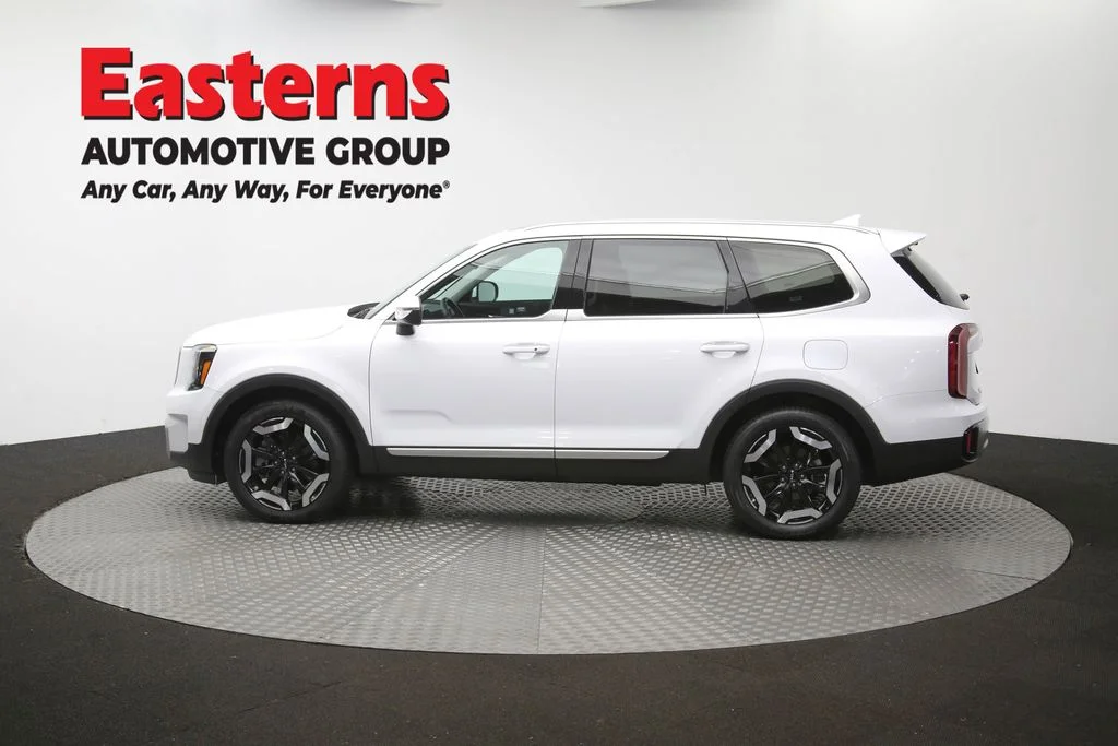 Used 2025 White Kia S image 63