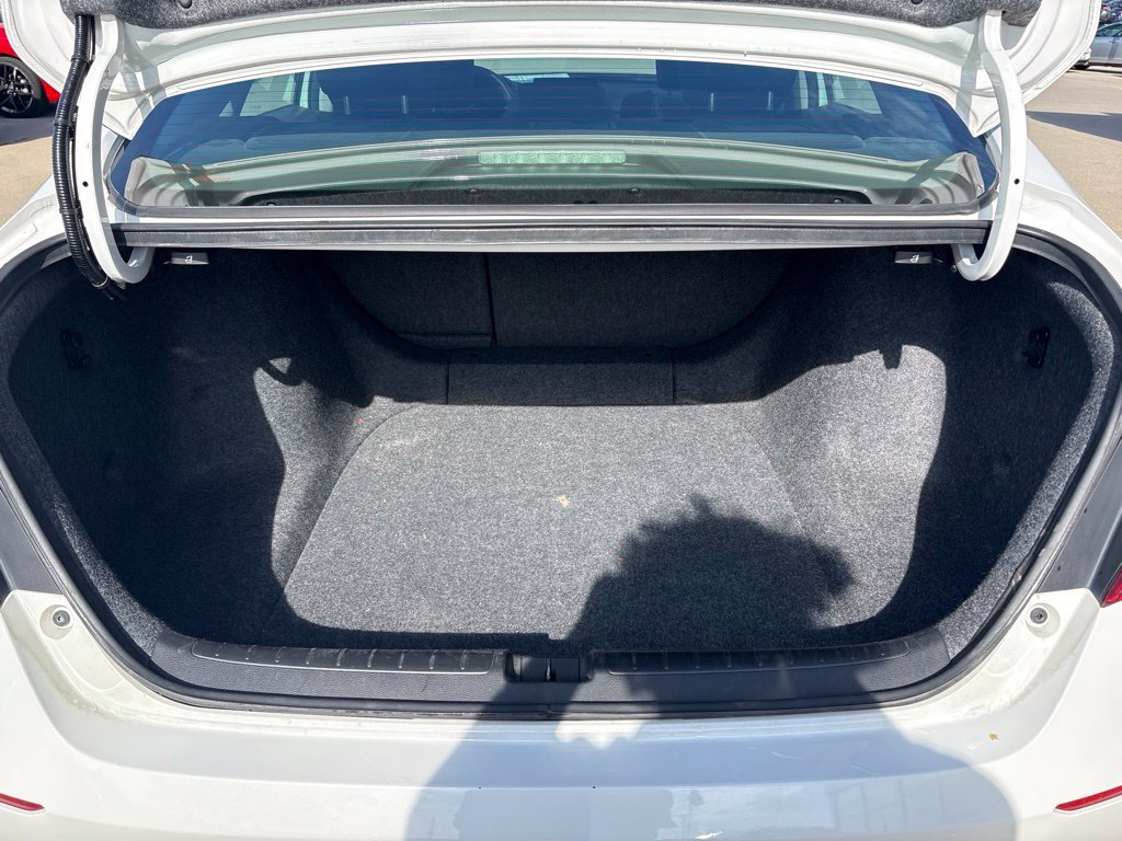 Used 2018 White Honda EX image 39