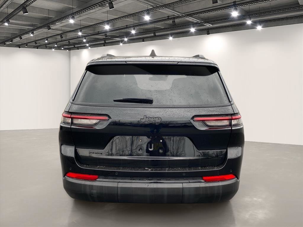 Used 2023 Diamond Black Crystal Pearlcoat Jeep Altitude image 6