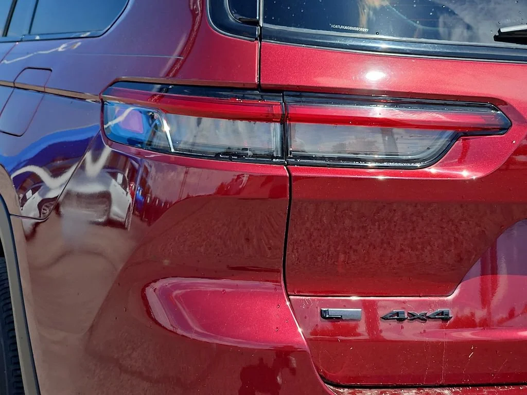 Used 2022 Red Jeep Altitude 4x4 image 9