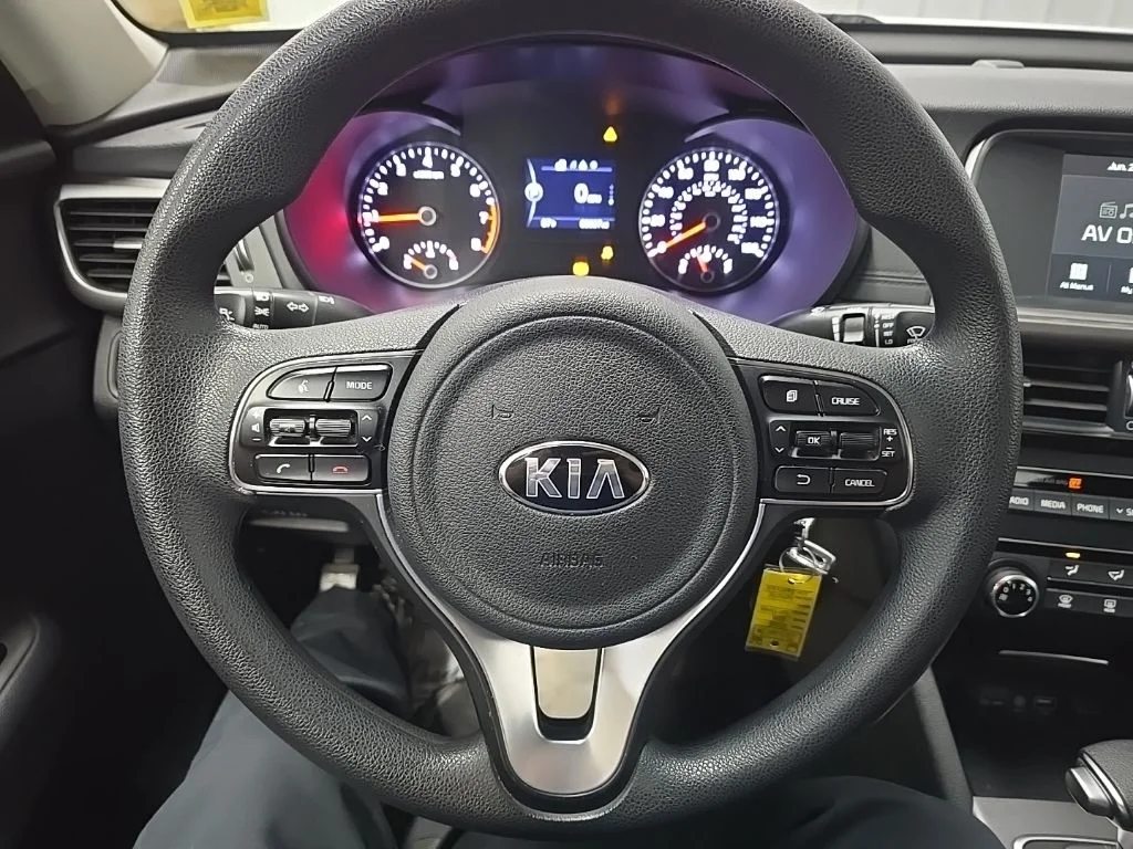 Used 2018 White Kia LX image 18