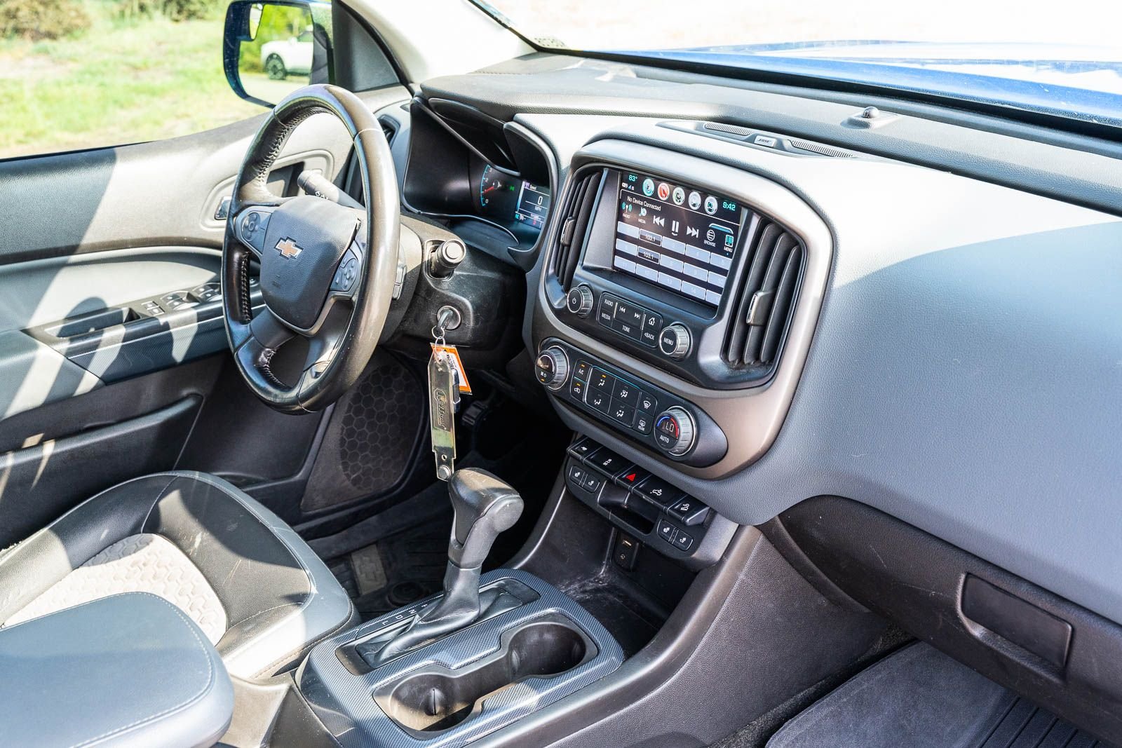 Used 2018 Blue Chevrolet Z71 image 12
