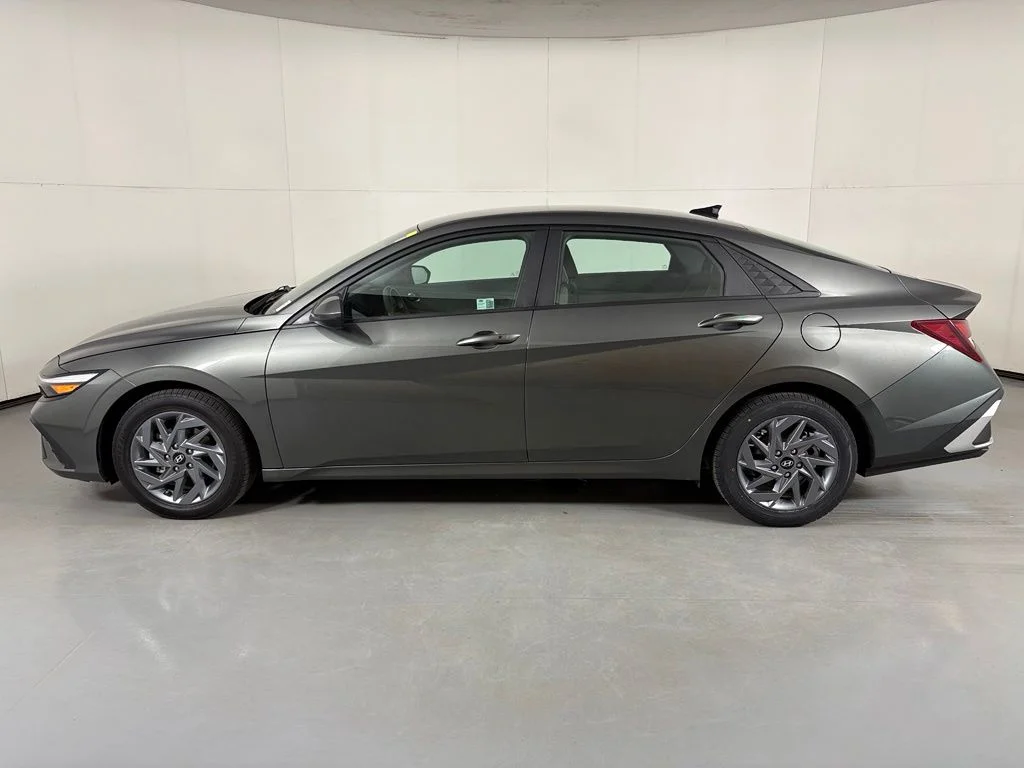 Used 2024 Gray Hyundai SEL image 5