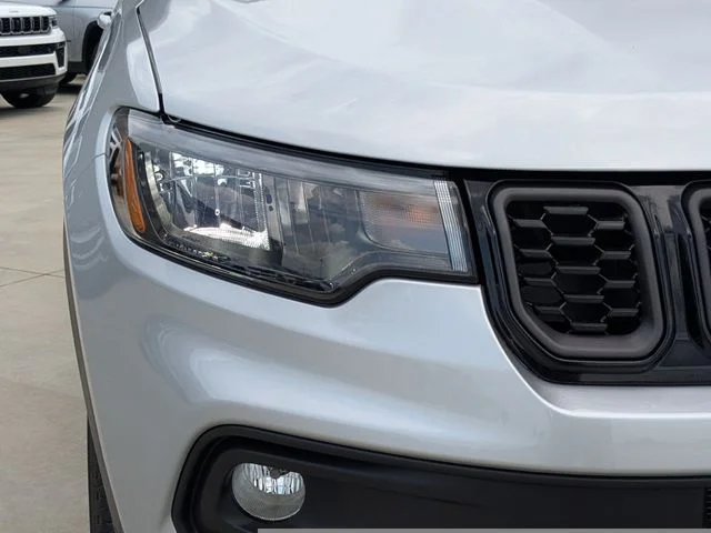 New 2026 Silver Zynith Metallic Clear-Coat Exterior Paint Jeep Latitude image 8