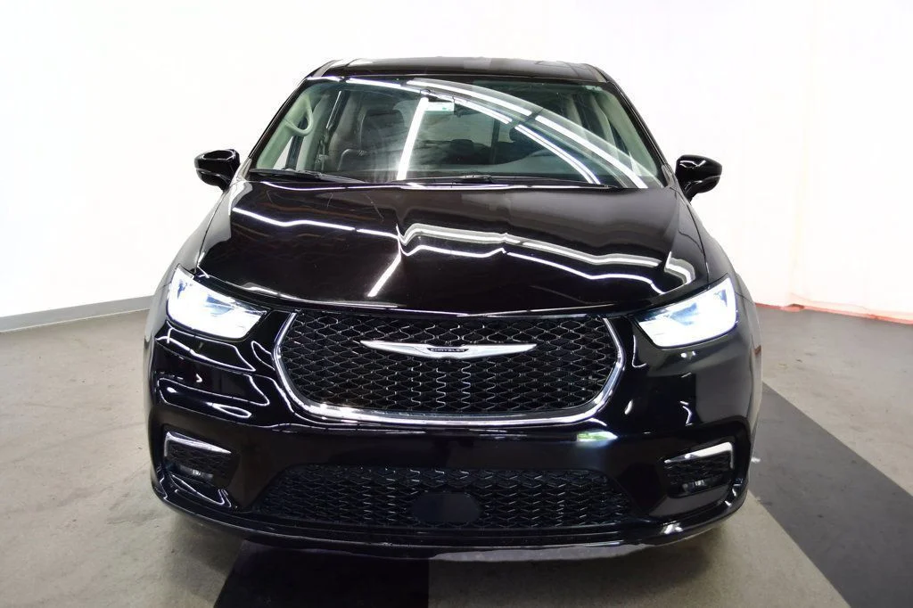 Used 2024 Black Chrysler Touring L image 7