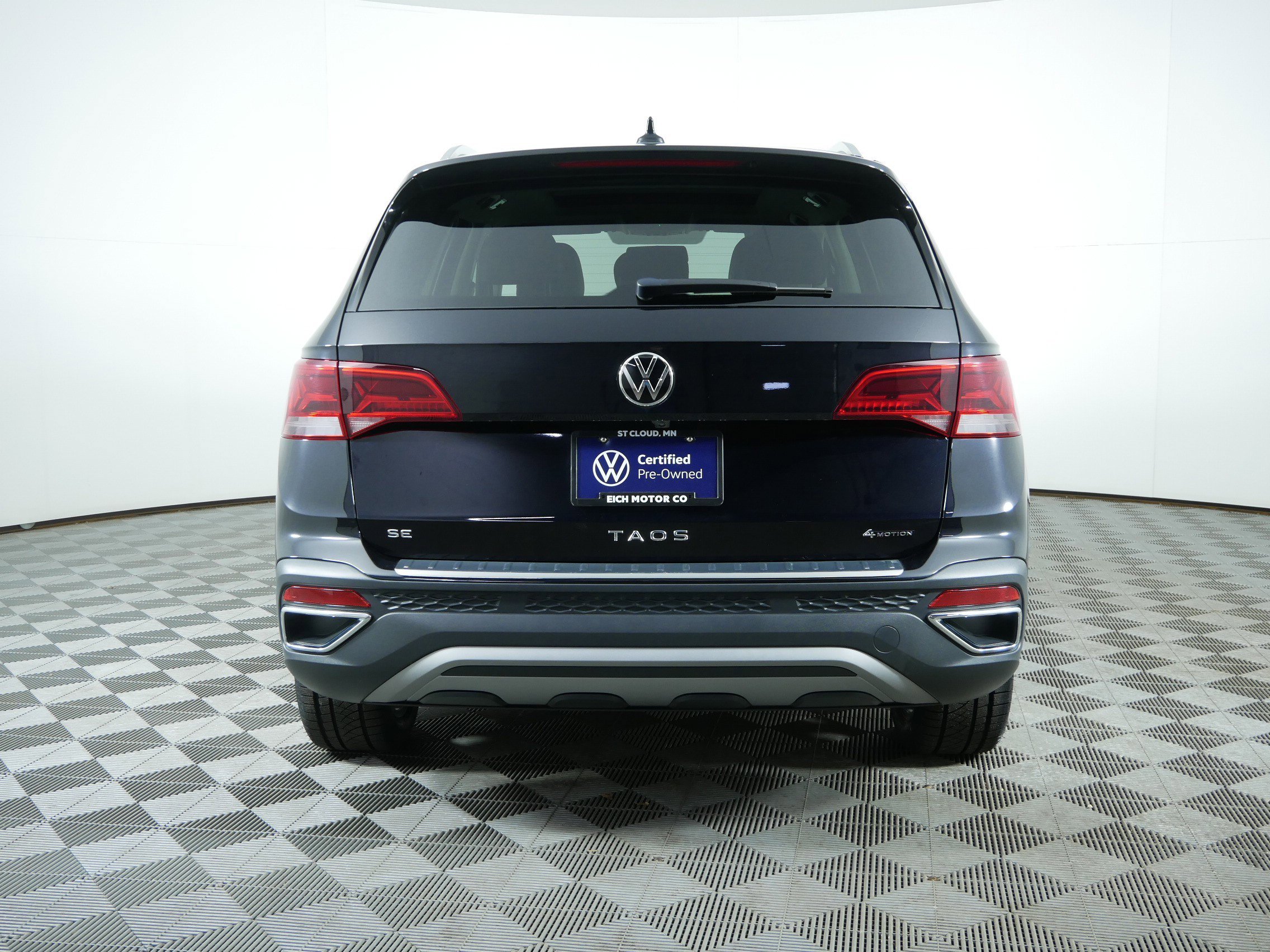 Used 2022 Black Volkswagen SE image 6
